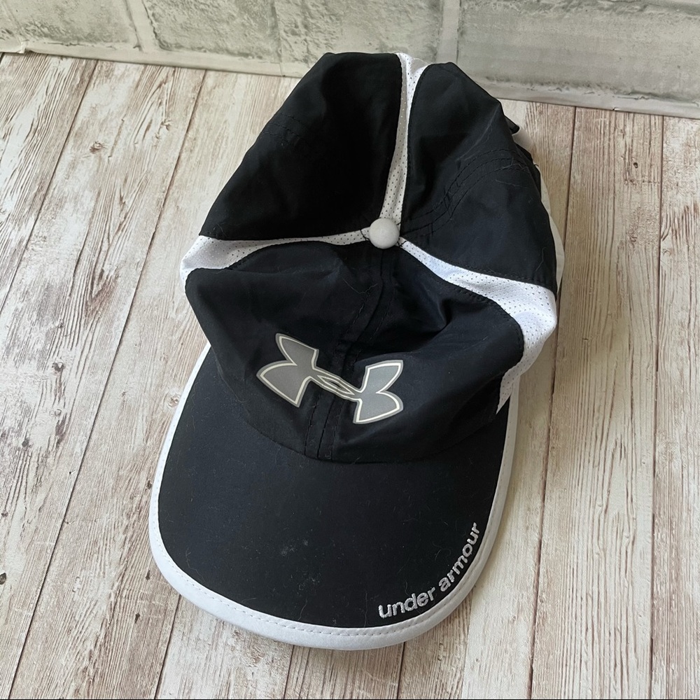PREOWNED WOMENS UNDER ARMOUR HAT BLACK WHITE